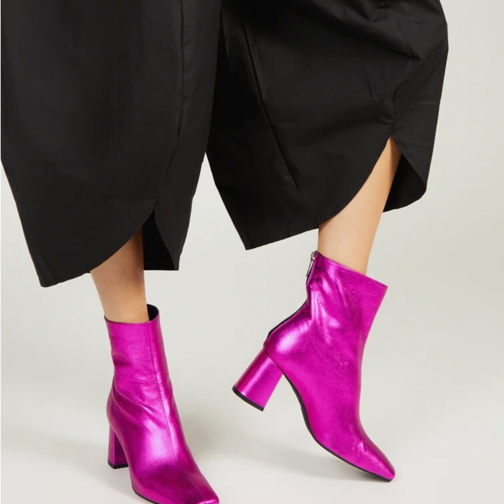 {“INTENTIONALLY BLANK} Tabatha Raspberry Flip Metallic Boots